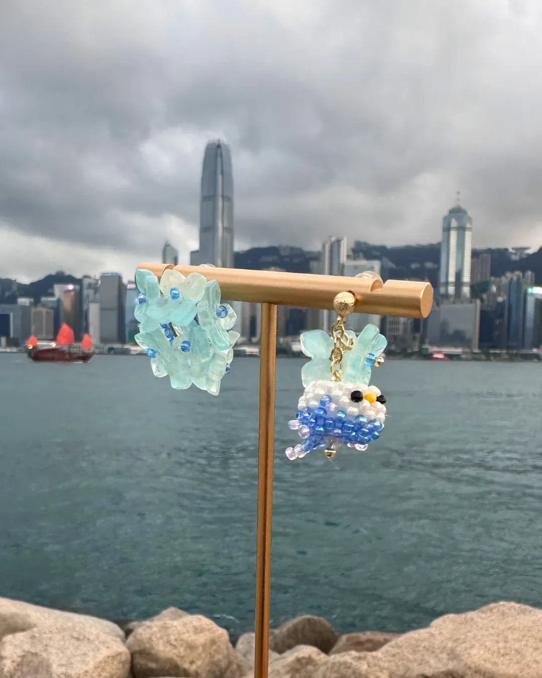 Little Bird 系列 ｜ 藍色虎皮鸚鵡不對稱手編串珠耳環