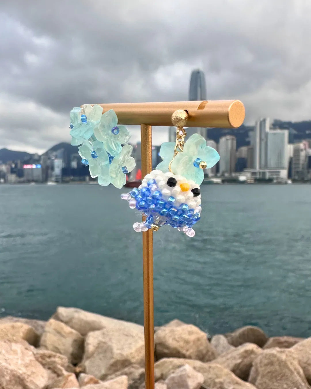 Little Bird 系列 ｜ 藍色虎皮鸚鵡不對稱手編串珠耳環