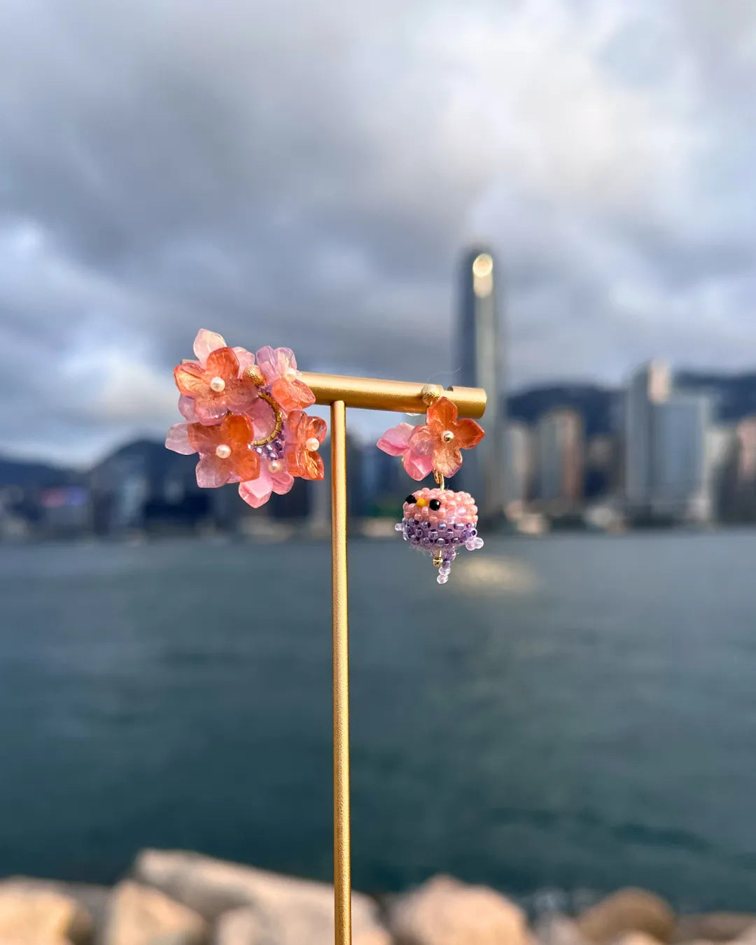 Little Bird 系列 ｜ 紫紅朱雀不對稱手編串珠耳環