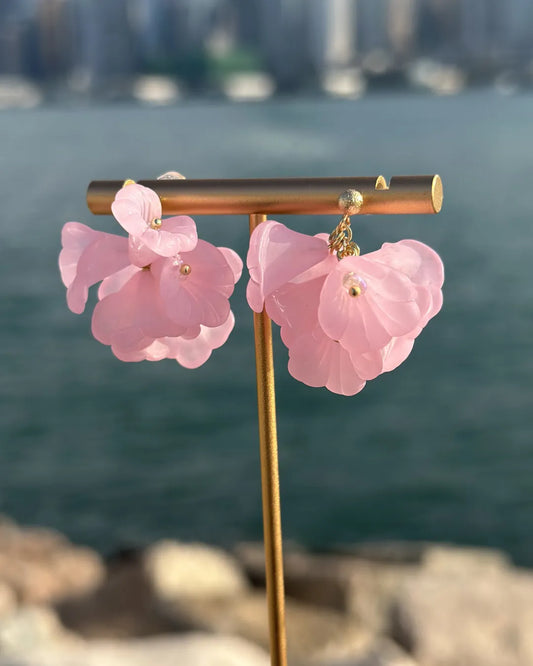 Petals 磨砂粉紅花瓣耳環
